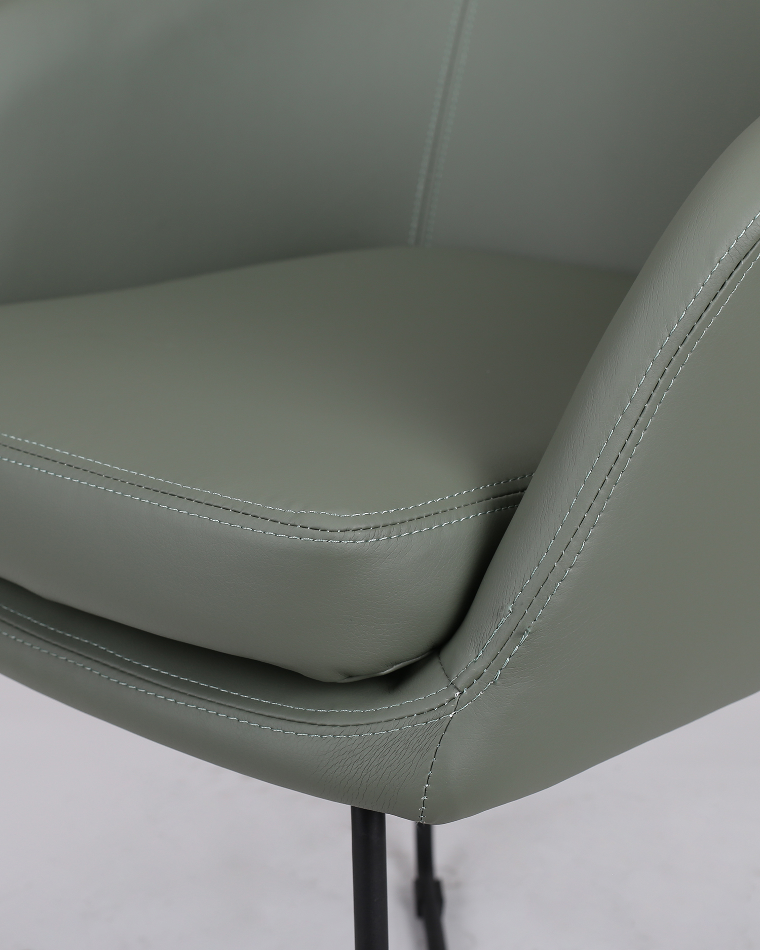 Moderna sedia in attesa verde Moderna sedia in attesa verde