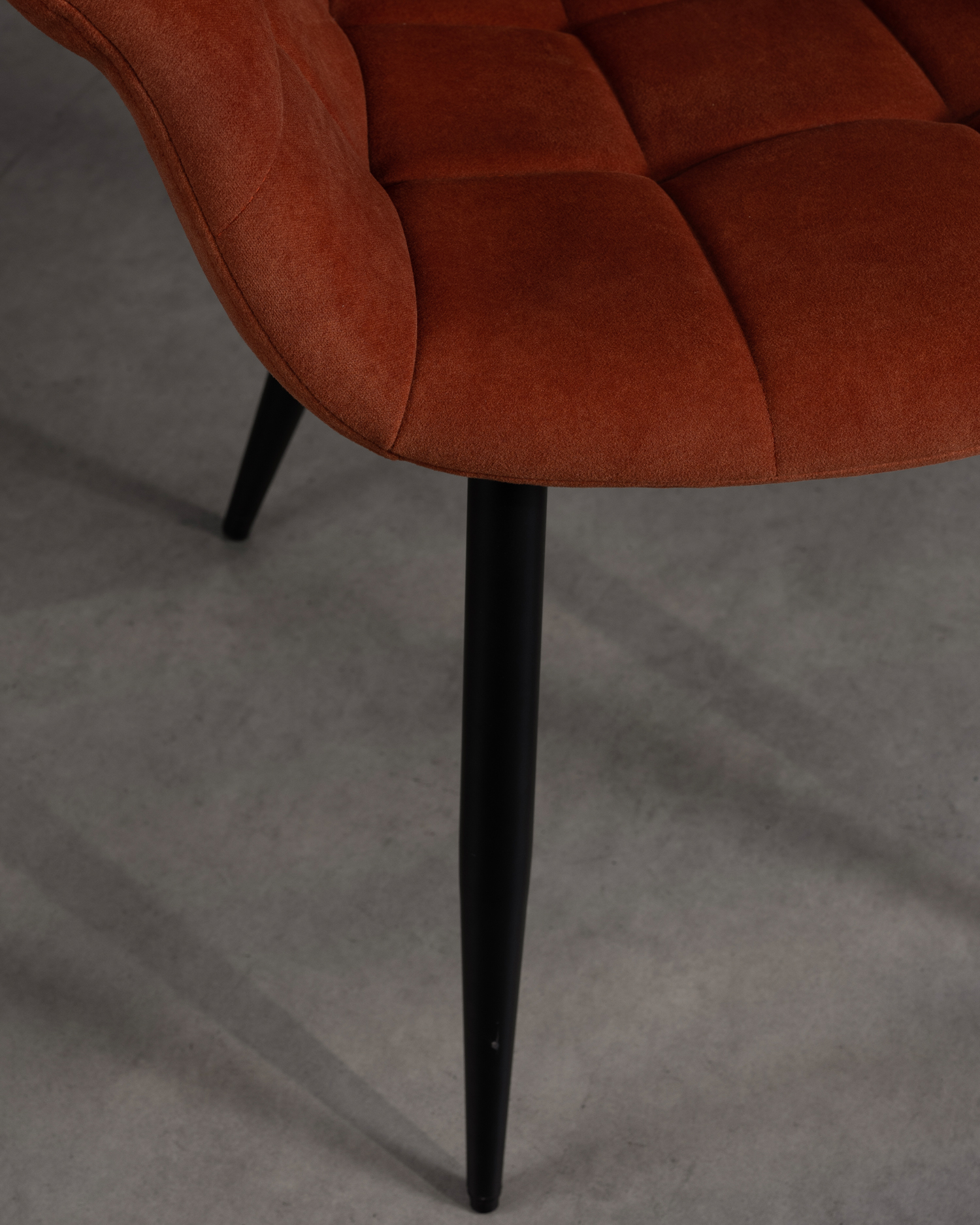 Sedia da pranzo in velluto marrone Sedia da pranzo in velluto marrone