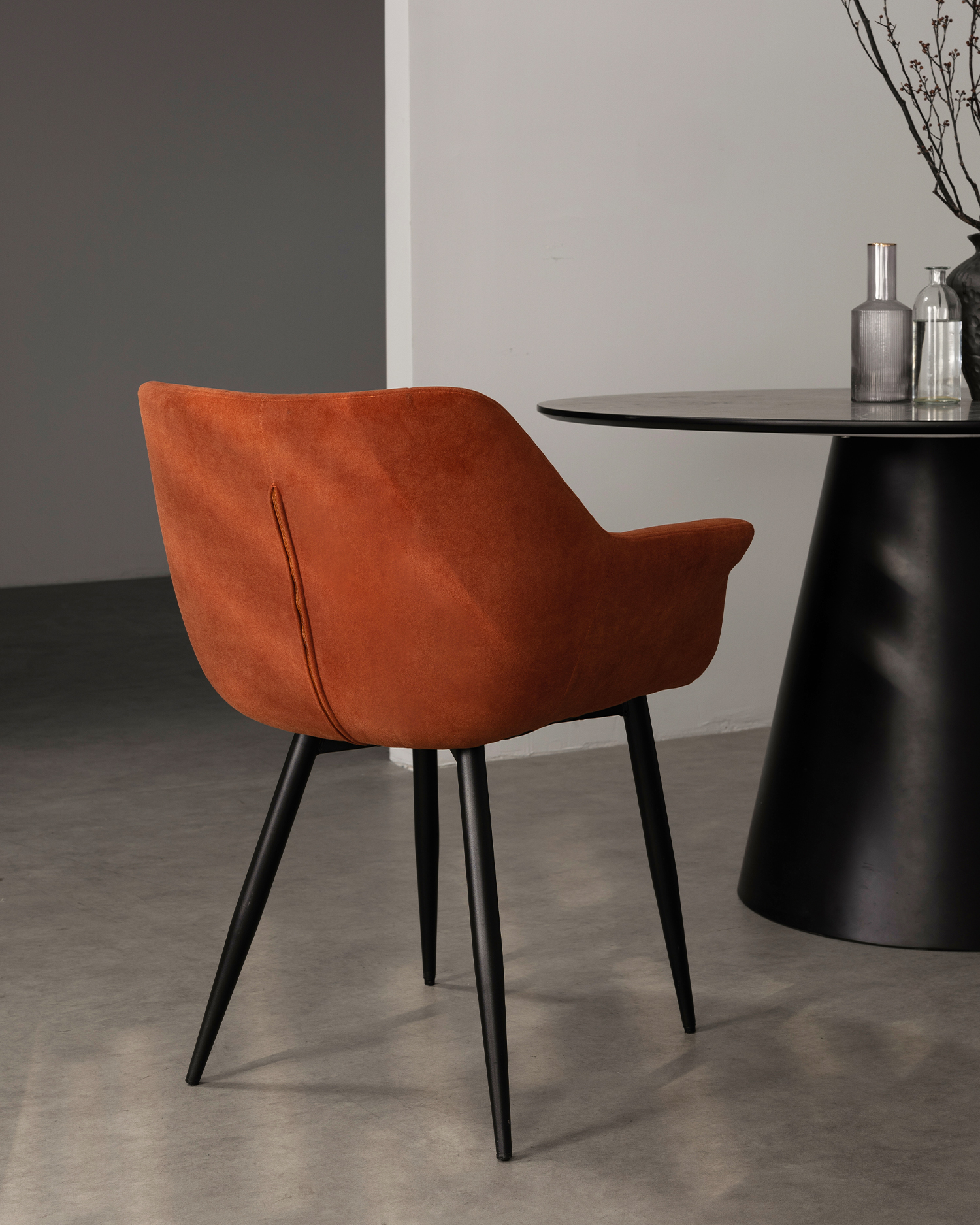 Sedia da pranzo in velluto marrone Sedia da pranzo in velluto marrone