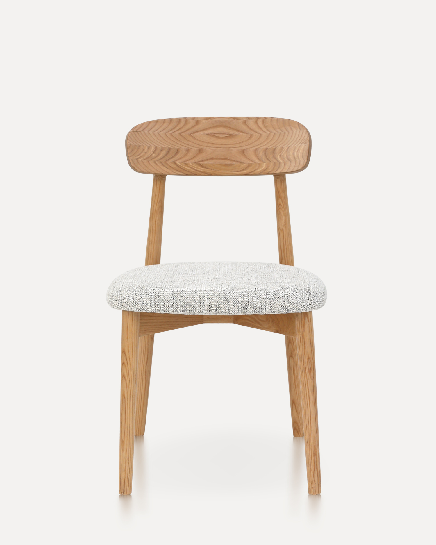 Sedie in legno classiche dai toni di noce Sedie in legno classiche dai toni di noce