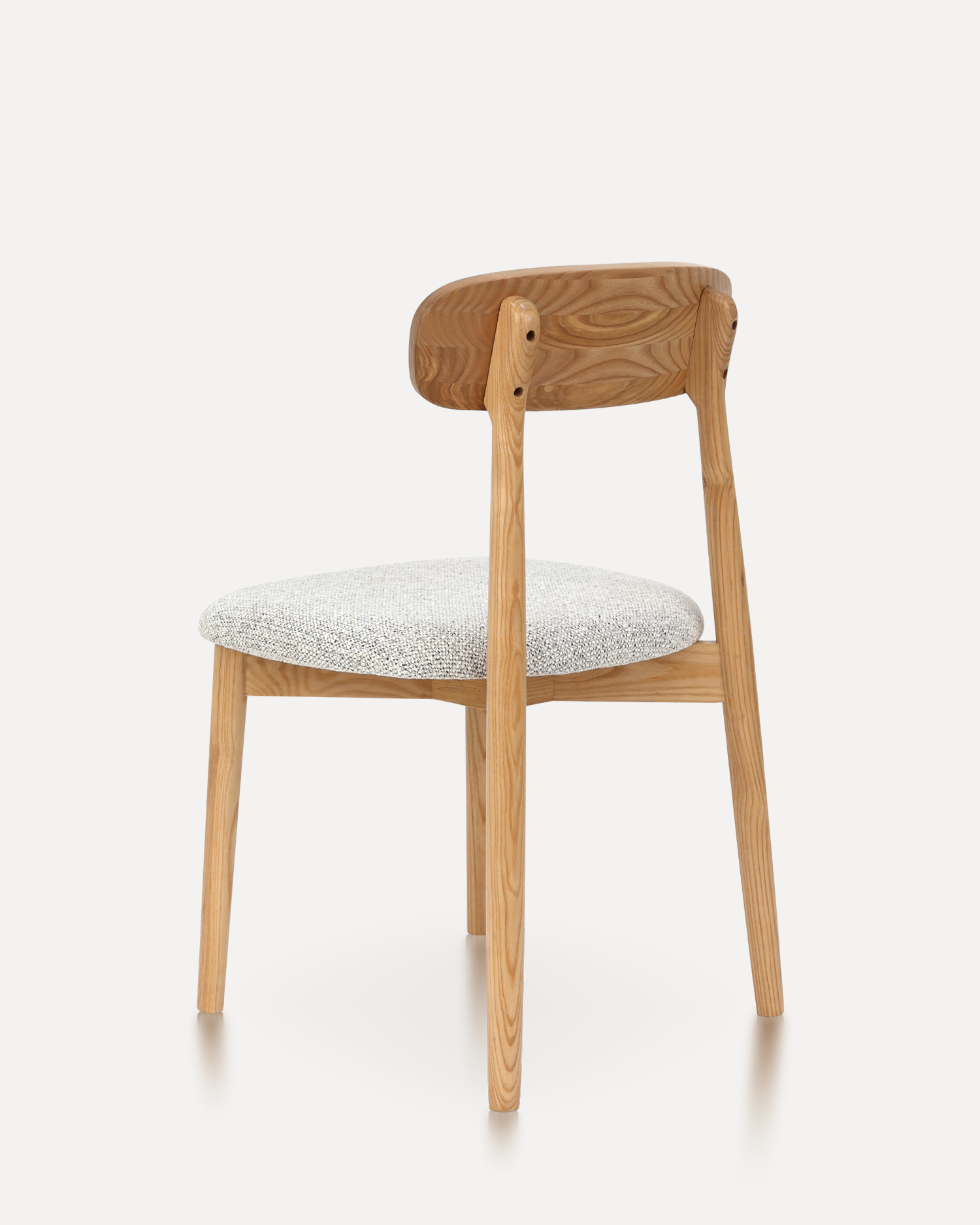 Sedie in legno classiche dai toni di noce Sedie in legno classiche dai toni di noce