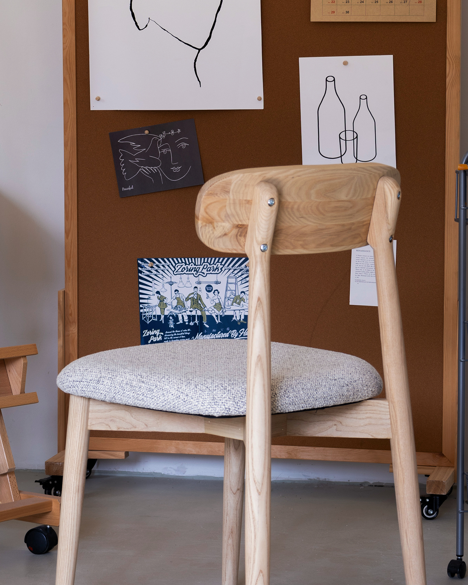 Sedie in legno classiche dai toni di noce Sedie in legno classiche dai toni di noce