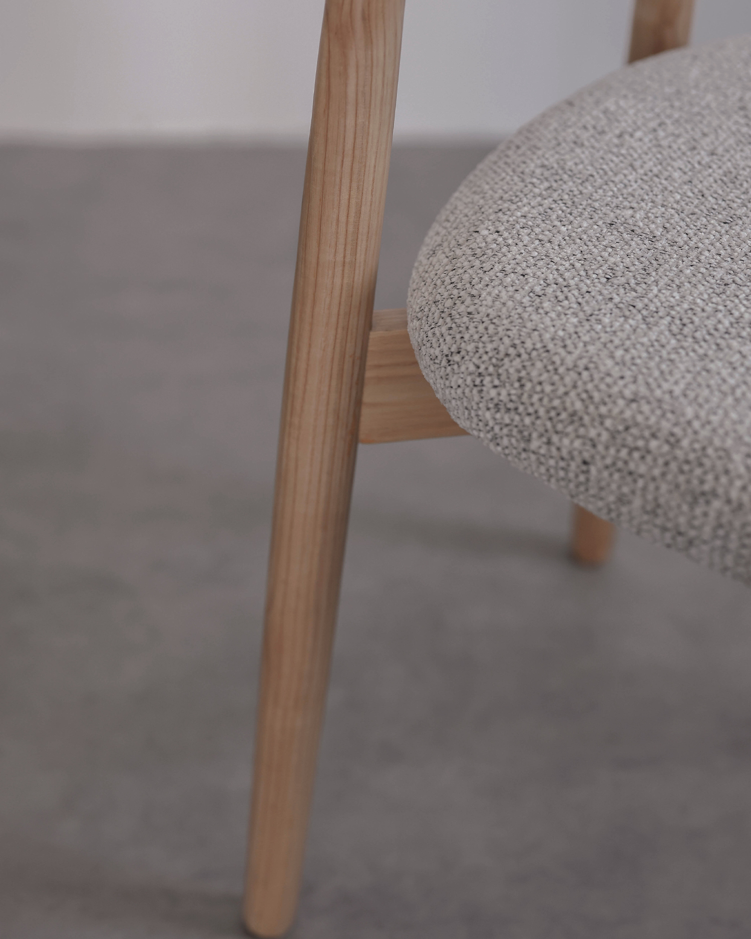 Sedie in legno classiche dai toni di noce Sedie in legno classiche dai toni di noce