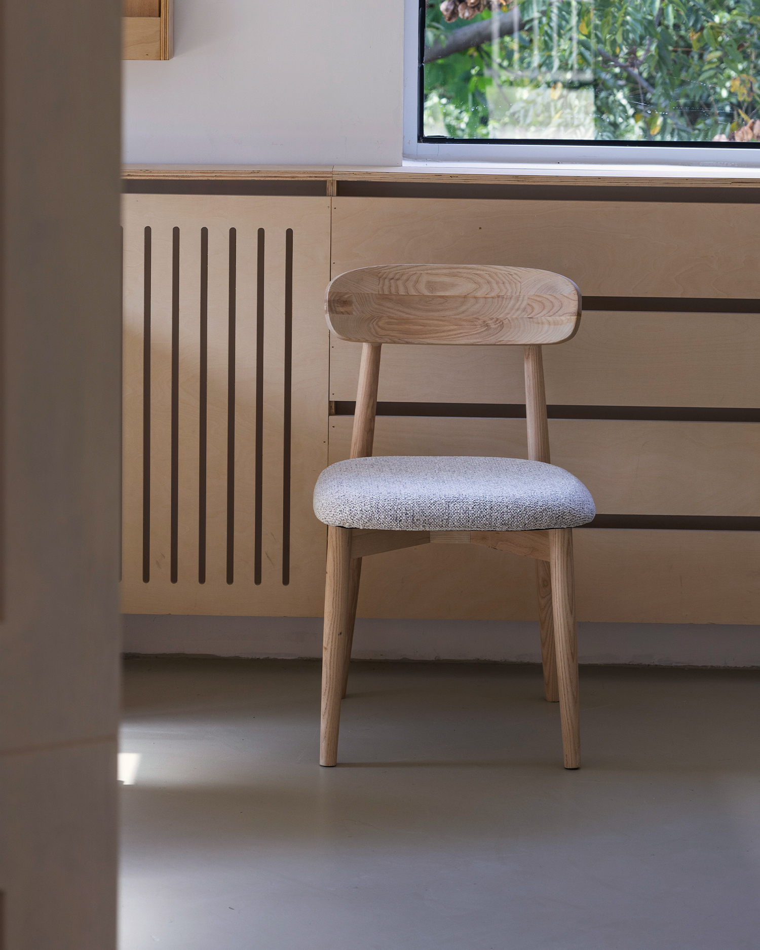 Sedie in legno classiche dai toni di noce Sedie in legno classiche dai toni di noce