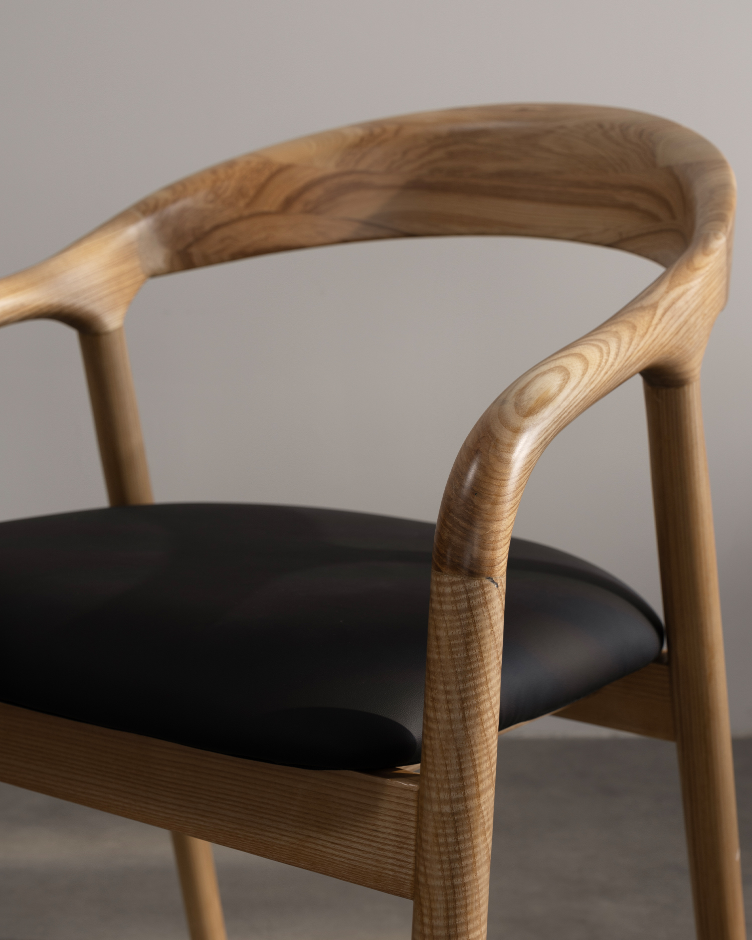 Sedie in legno di cenere di back curve Sedie in legno di cenere di back curve