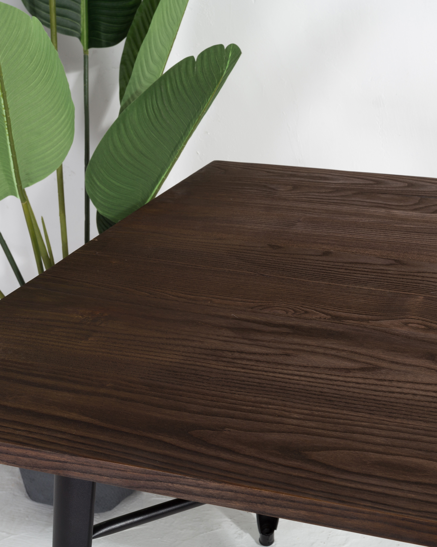 Tavolo da pranzo in legno quadrato con gambe metalliche Tavolo da pranzo in legno quadrato con gambe metalliche
