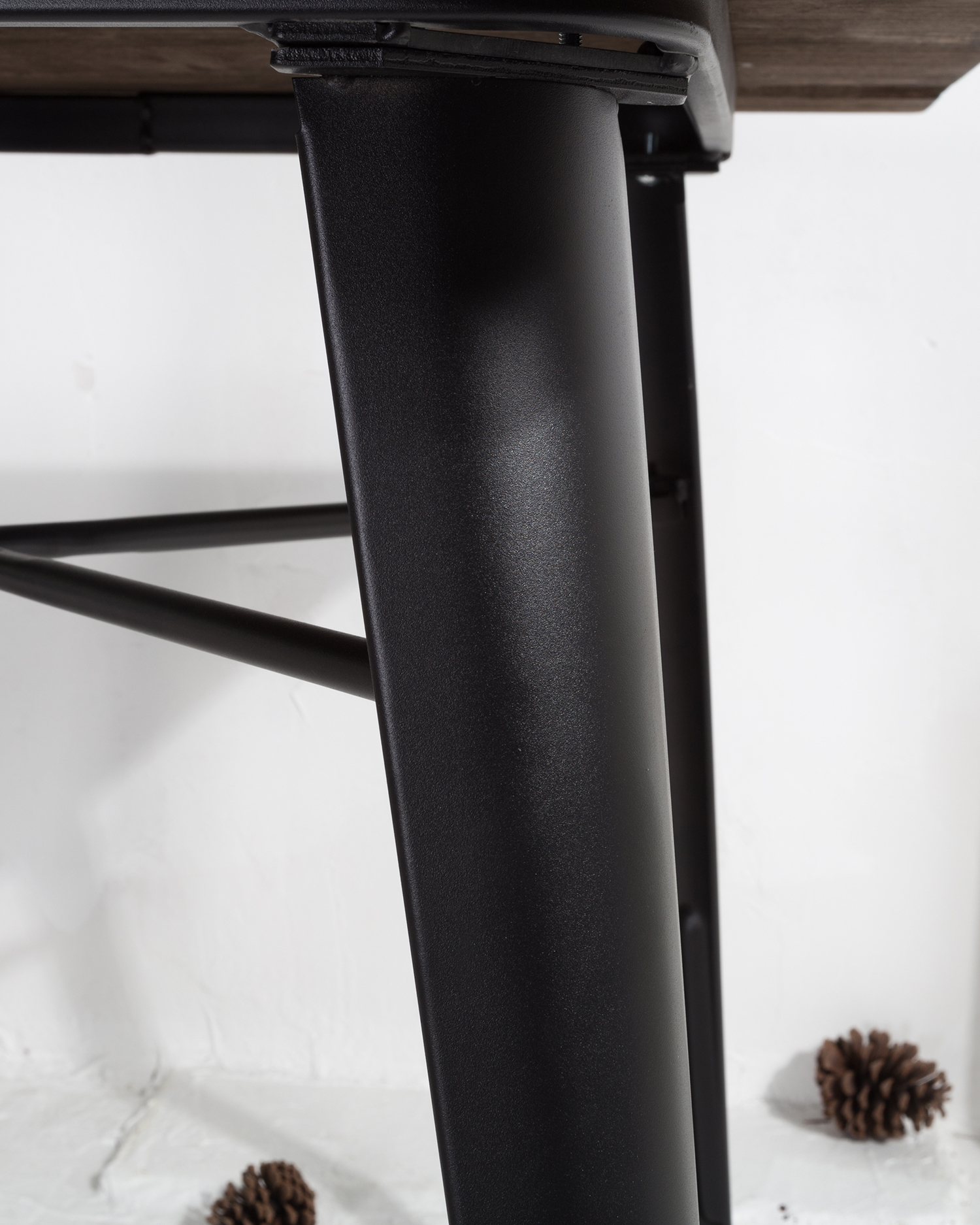 Tavolo da pranzo in legno quadrato con gambe metalliche Tavolo da pranzo in legno quadrato con gambe metalliche