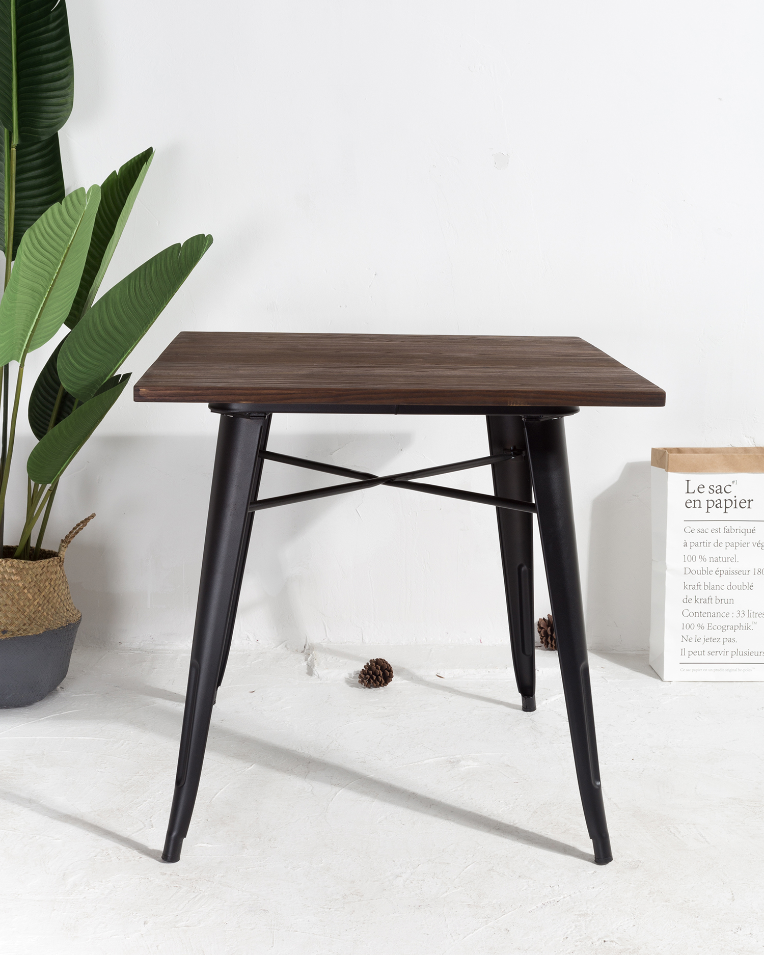 Tavolo da pranzo in legno quadrato con gambe metalliche Tavolo da pranzo in legno quadrato con gambe metalliche