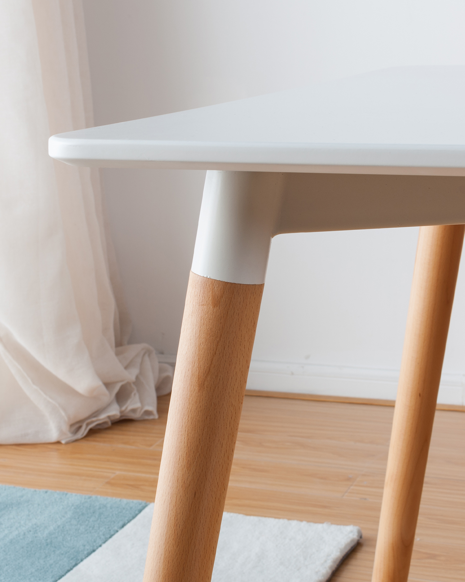 Tavolo da pranzo top bianco con gambe di legno Tavolo da pranzo top bianco con gambe di legno